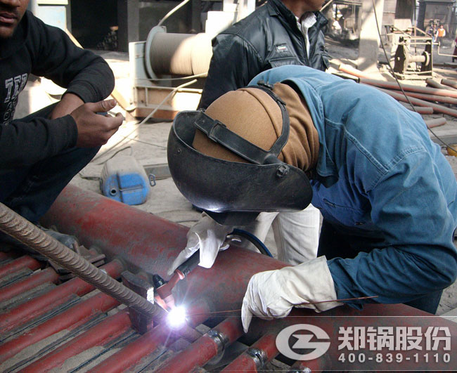 尊龙集团110吨外循环流化床电站锅炉装置焊接现场