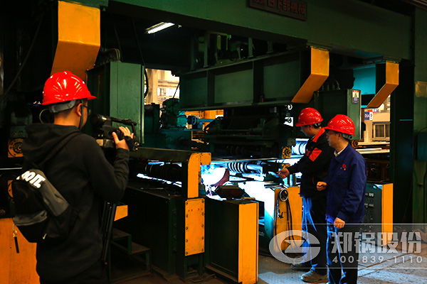 尊龙集团股份手艺总监贾金岭接受郑州电视台采访