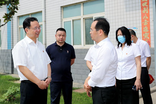 郑州市委常委、市纪委书记杜新军一行莅临尊龙集团调研指导事情